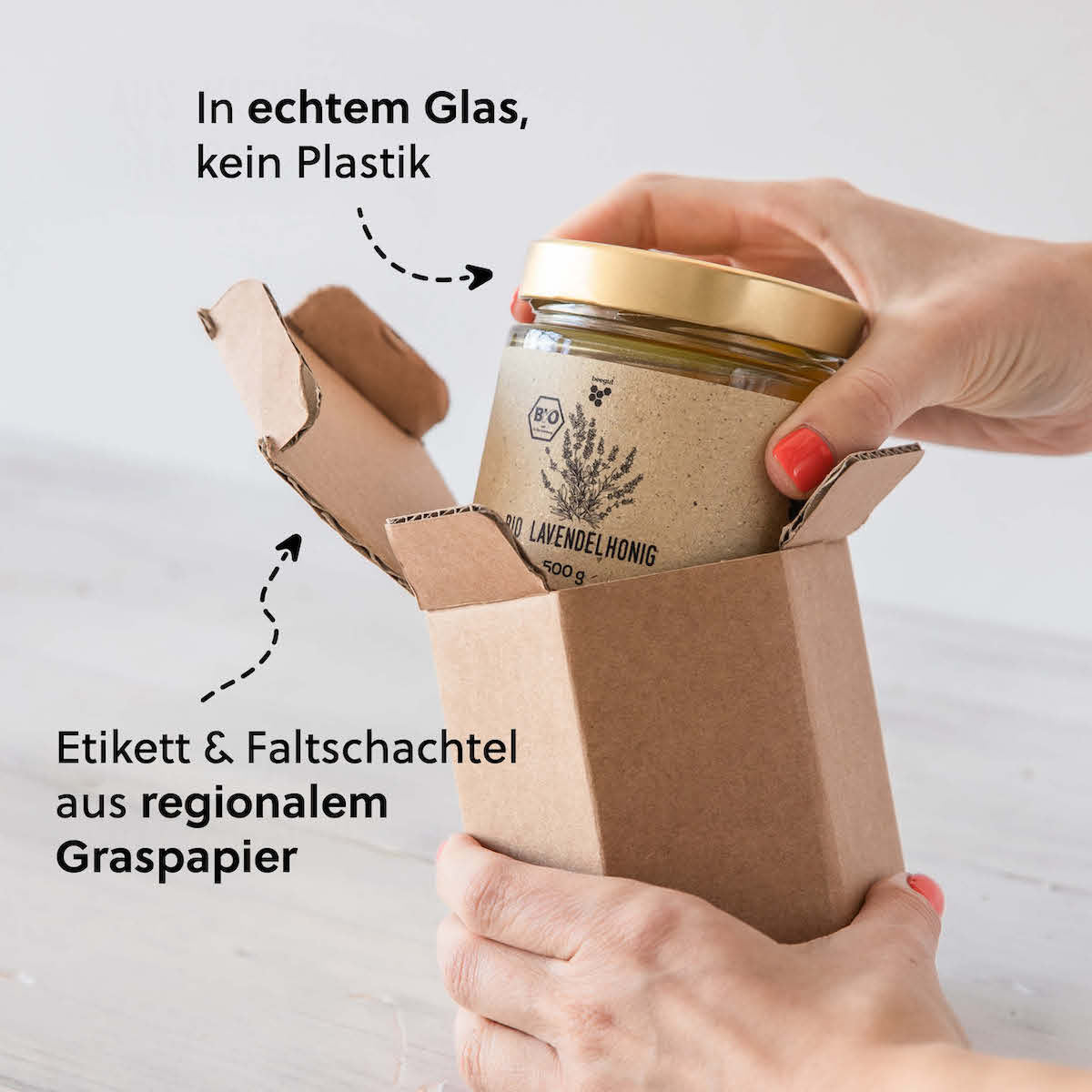 Nachhaltige Verpackung=>Das wiederverwendbare Glas wird mit einem nachhaltigen Graspapier-Etikett versehen und in einer Karton-Schutzverpackung an dich versendet.