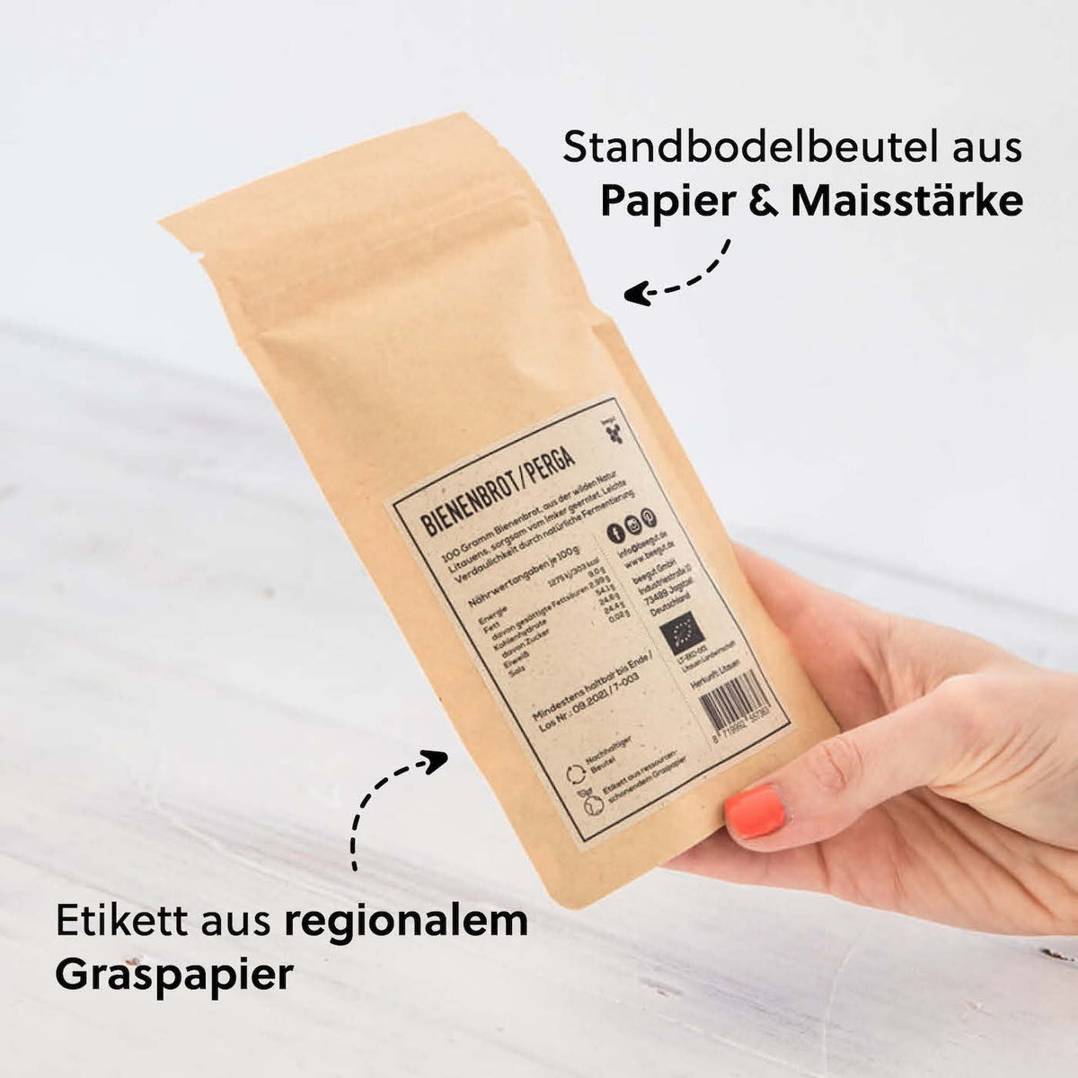 Nachhaltige Verpackung=>Das Bienenbrot versenden wir in einem industriell kompostierbaren Standbodenbeutel mit einem Etikett aus regionalen & ressourcenschonendem Graspapier.