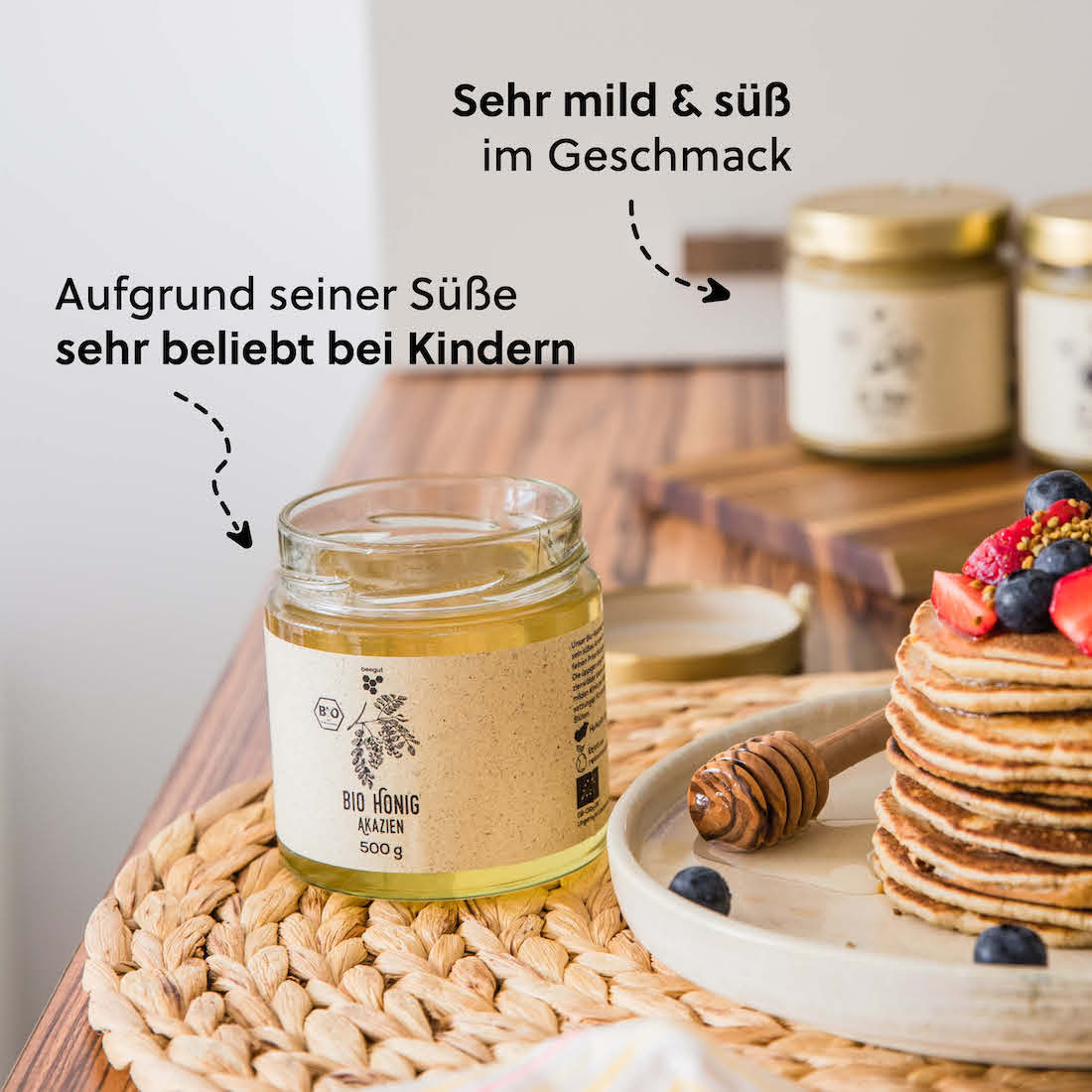 Geschmack und Konsistenz=>Beim Öffnen des Glases steigt dir der typische Duft nach Akazienblüten in die Nase und sein Aroma ist von Milde und Intensität geprägt. Aufgrund seinem hohen Fructose-Anteil kristallisiert Akazienhonig erst sehr spät aus, er bleibt lange klar und flüssig.