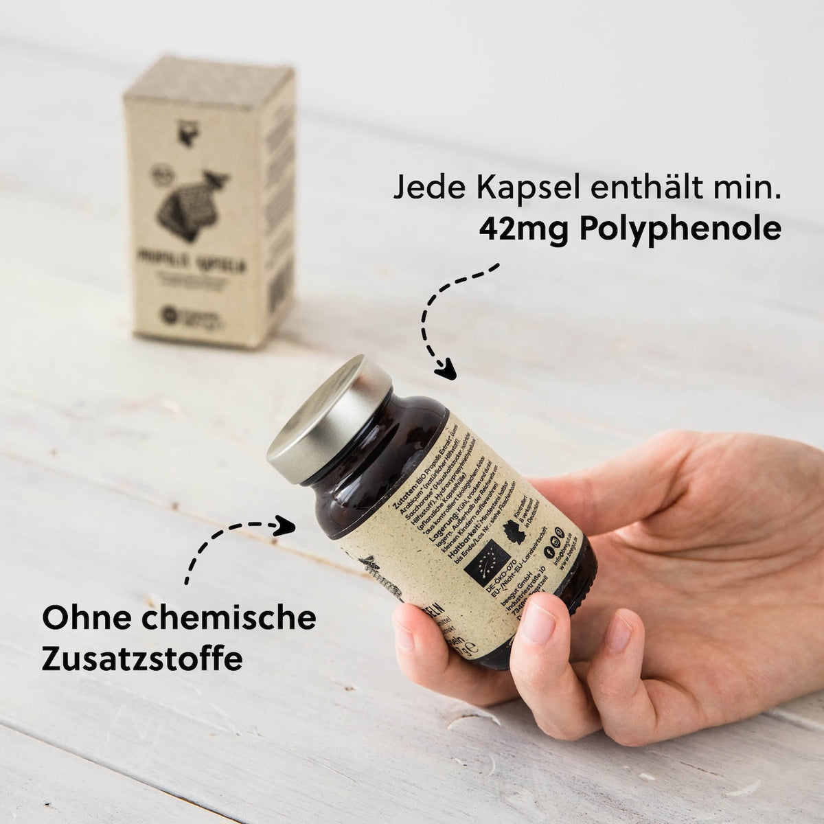 Propolis: das Schutzharz der Bienen=>Mit Propolis versiegeln die Bienen ihren Bienenstock, halten Eindringlinge fern und schützen ihr Volk auf natürliche Weise vor Keimen und Krankheiten. 