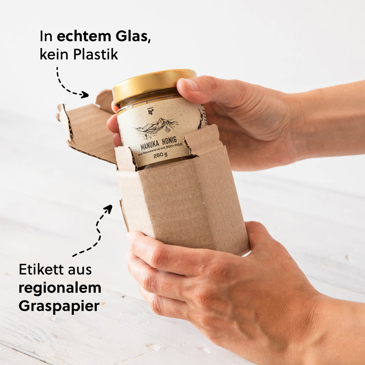 Nachhaltige Verpackung=>Das wiederverwendbare Glas wird mit einem nachhaltigen Graspapier-Etikett versehen und in einer Karton-Schutzverpackung an dich versendet.
