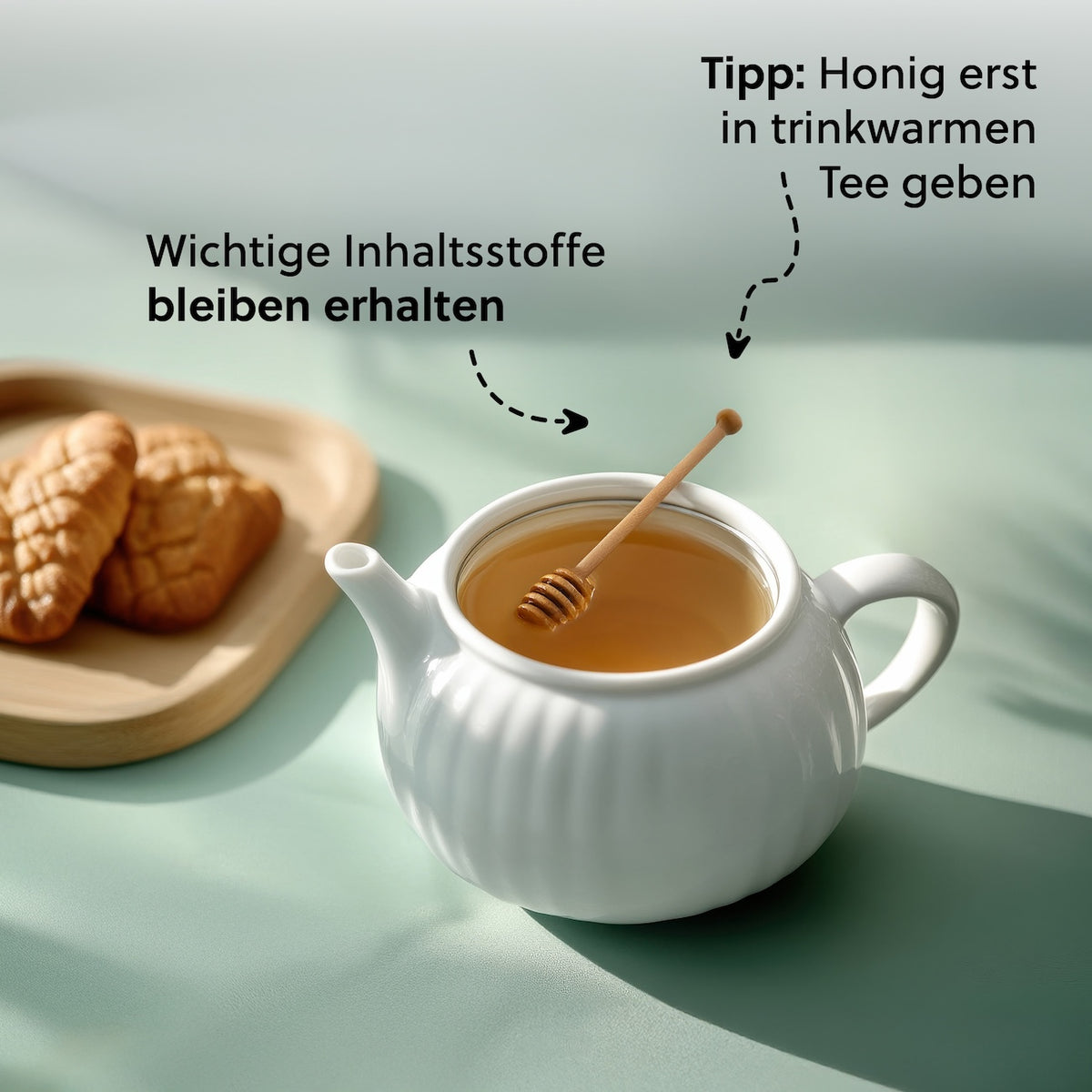 Schonende Abfüllung=>Der Sommerblütenhonig wird schonend abgefüllt, indem er nur leicht erwärmt, gesiebt, sanft gerührt und ohne Luftblasen in sterile Gläser gefüllt wird, um seine Enzyme, Aromen und Qualität zu bewahren.